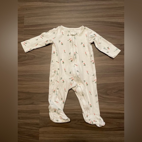Carter's Cream Baby One Piece Footie with carrots print size 3/6M - Picture 1 of 4